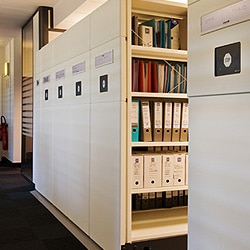 Facilitez la recherche de vos documents physiques avec le rayonnage mobile informatisé