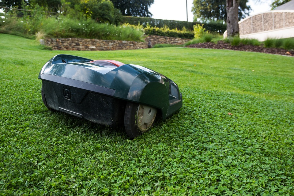 Quelle tondeuse électrique pour un grand jardin de plus de 100m2