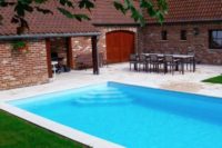 Margelles de piscine en pierre reconstituée : une judicieuse alternative