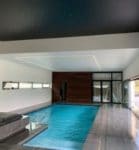Améliorez l&rsquo;isolation acoustique de votre piscine avec le plafond tendu acoustique !
