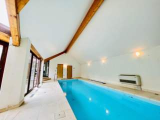 Pourquoi choisir un plafond acoustique pour votre restaurant ?